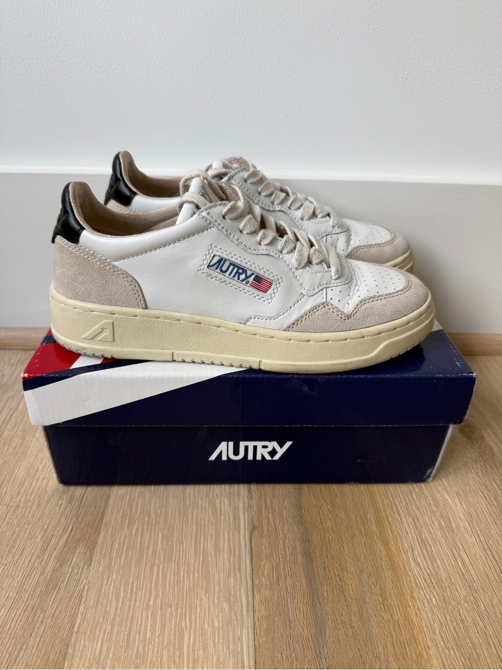 Autry Women Beige and Black Medalist Low US7